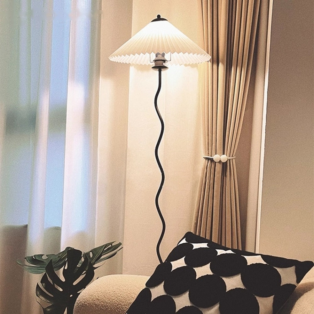 Lampadaire abat-jour plissé, blanc, vert ou beige – Onomichi allumé