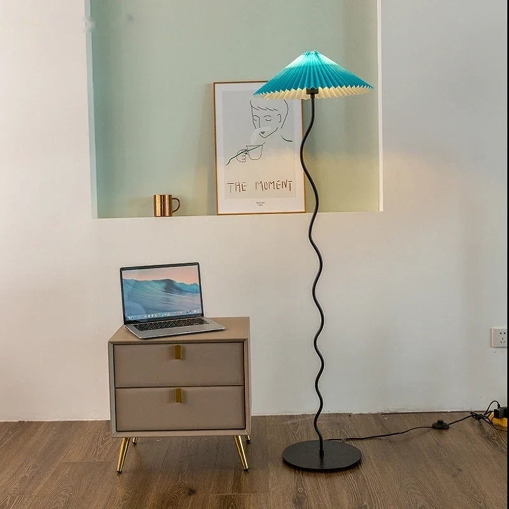 Lampadaire abat-jour plissé, blanc, vert ou beige – Onomichi dans un intérieur