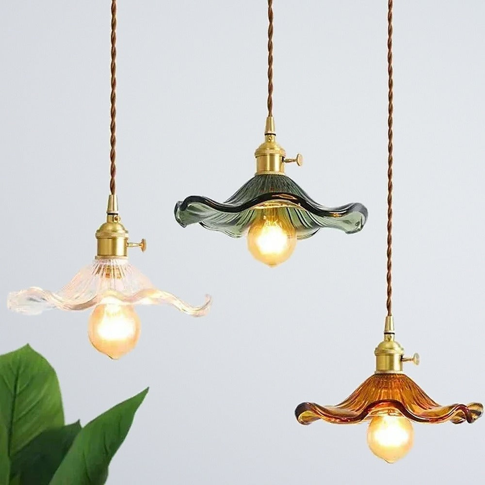 Suspension corolle en verre strié rétro – Ostuni, sur fond clair