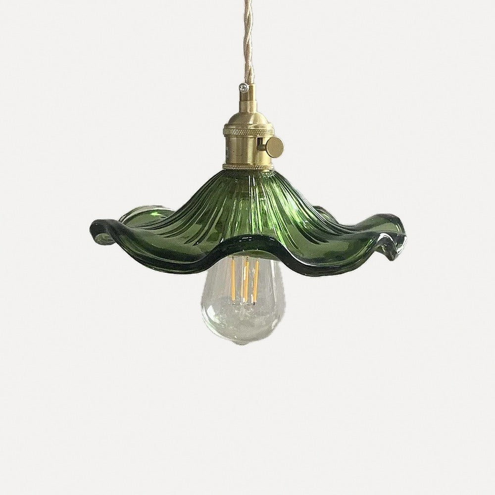 Suspension corolle en verre strié rétro – Ostuni, sur fond blanc