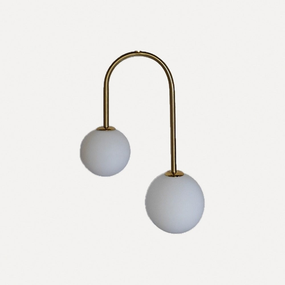 Plafonnier arceau en laiton et deux globes opalins – Passy, sur fond clair