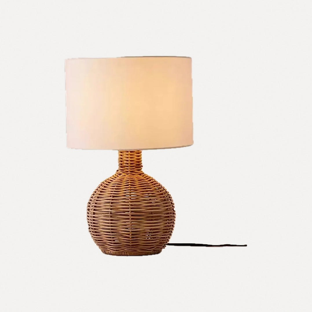Lampe à poser pied en rotin tressé et abat-jour en lin – Saint-Paul allumée