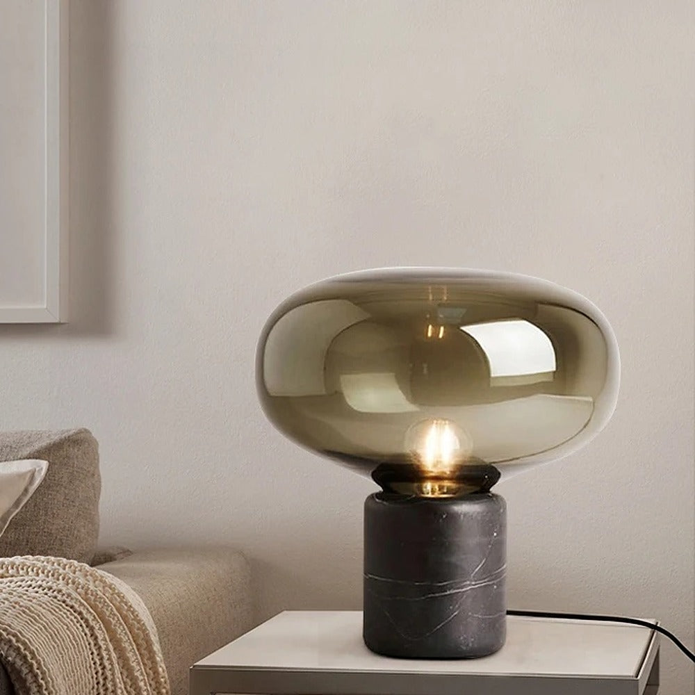 Lampe champignon, pied en marbre et verre ambré ou fumé – Pitigliano dans un intérieur