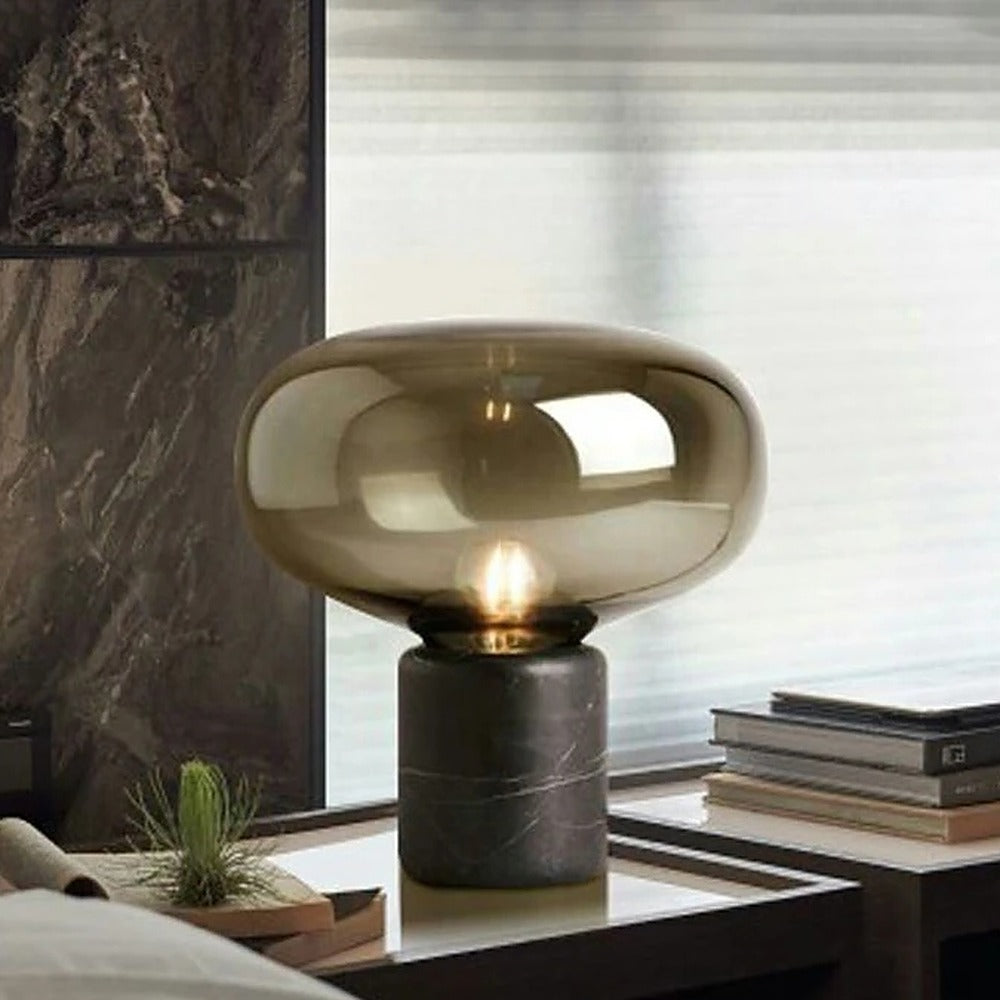 Lampe champignon, pied en marbre et verre ambré ou fumé – Pitigliano allumée
