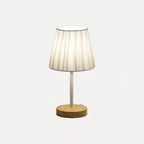 Petite lampe de chevet, abat-jour plissé et pied bois – Pornic, sur fond blanc