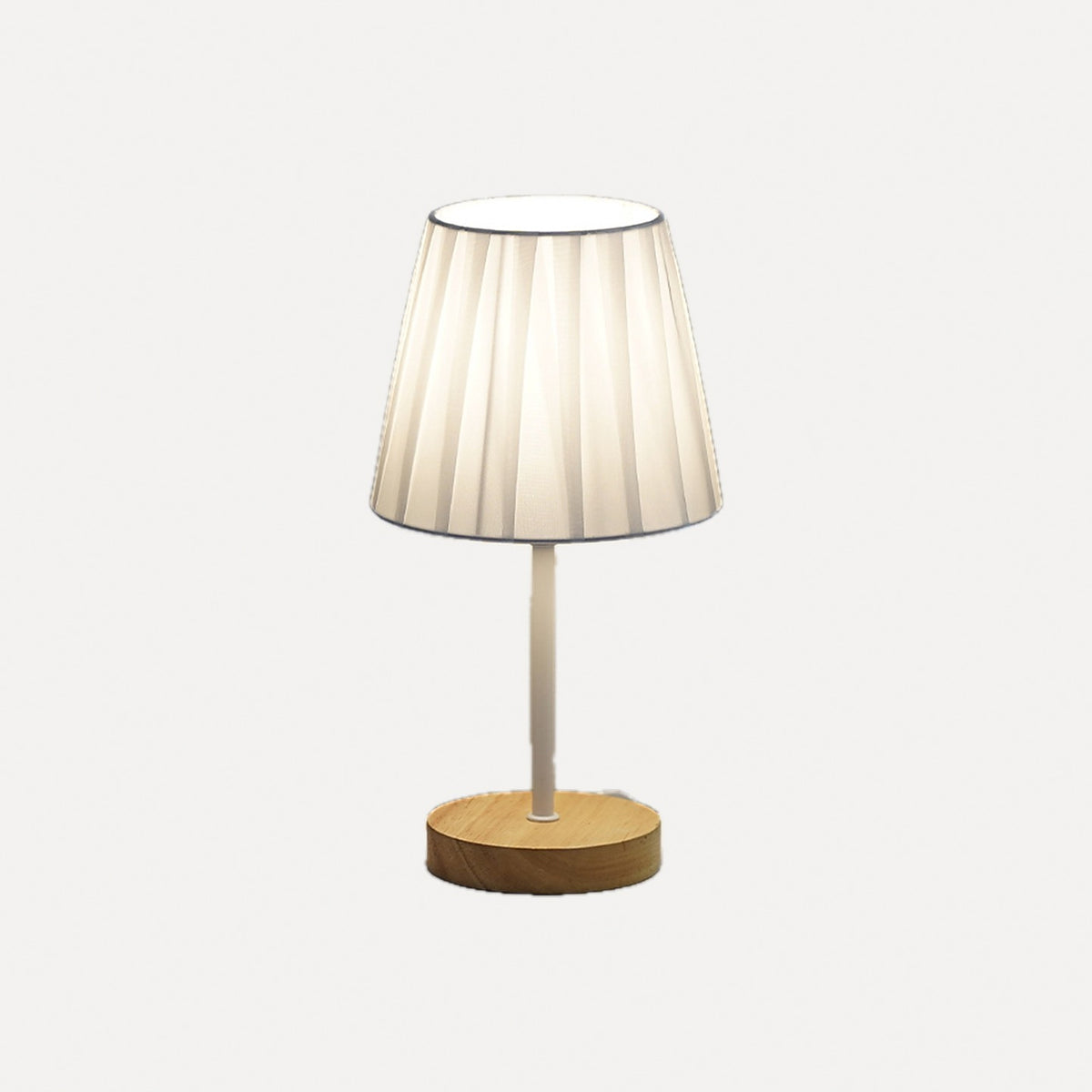 Petite lampe de chevet, abat-jour plissé et pied bois – Pornic, sur fond blanc