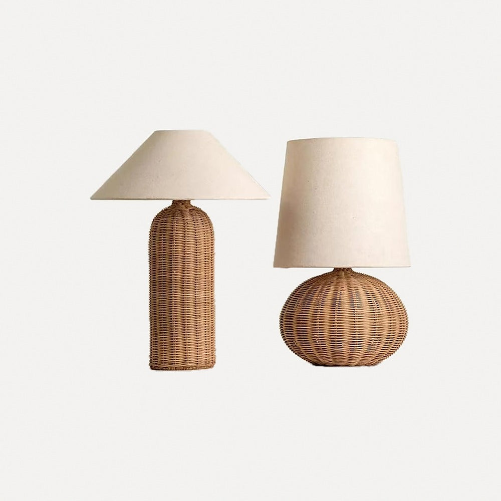 Lampe à poser pied en rotin tressé, abat-jour tissu – Porquerolles, sur fond blanc