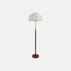Lampadaire abat-jour festonné en tissu, pied en bois – Rocamadour, sur fond blanc