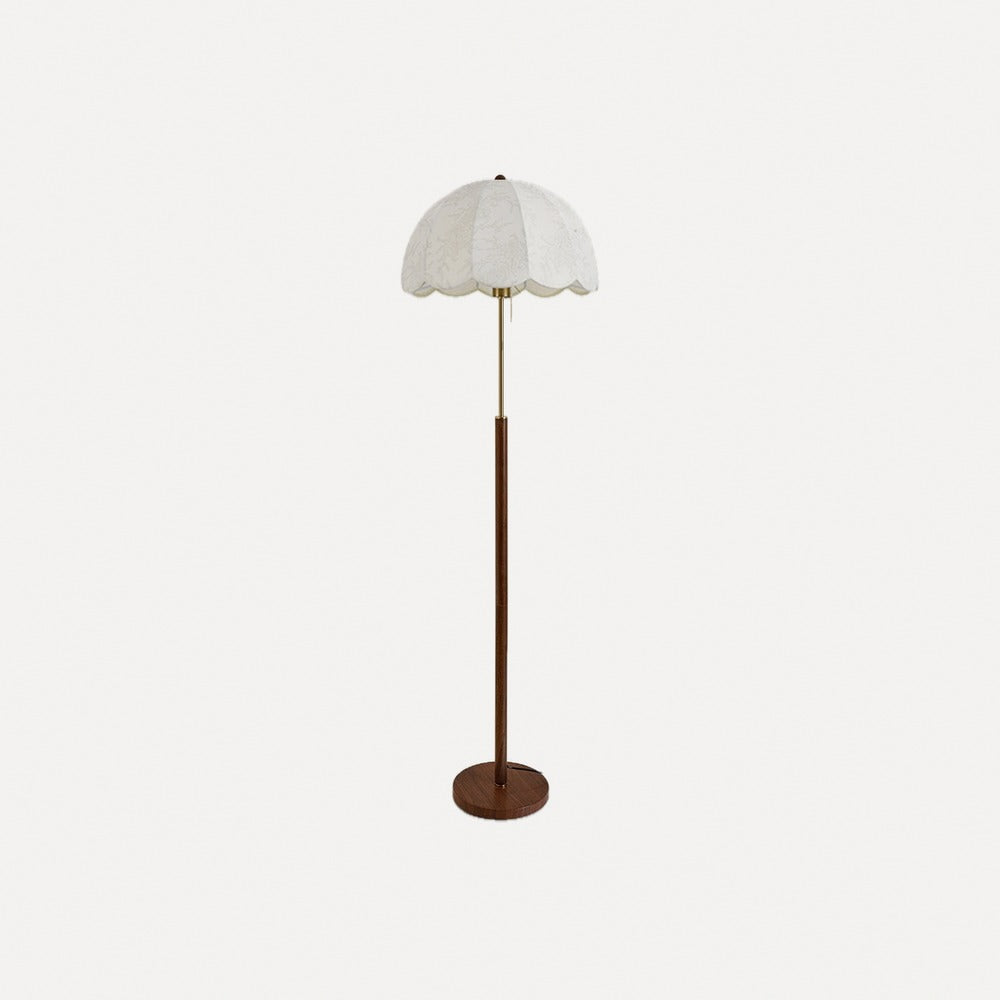 Lampadaire abat-jour festonné en tissu, pied en bois – Rocamadour, sur fond blanc