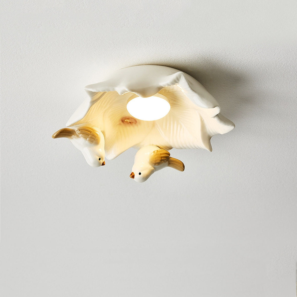 Petit plafonnier en céramique blanche, Ø 14,5 cm – Salernes dans un intérieur
