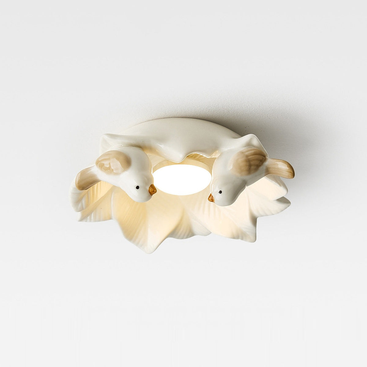 Petit plafonnier en céramique blanche, Ø 14,5 cm – Salernes, sur fond clair