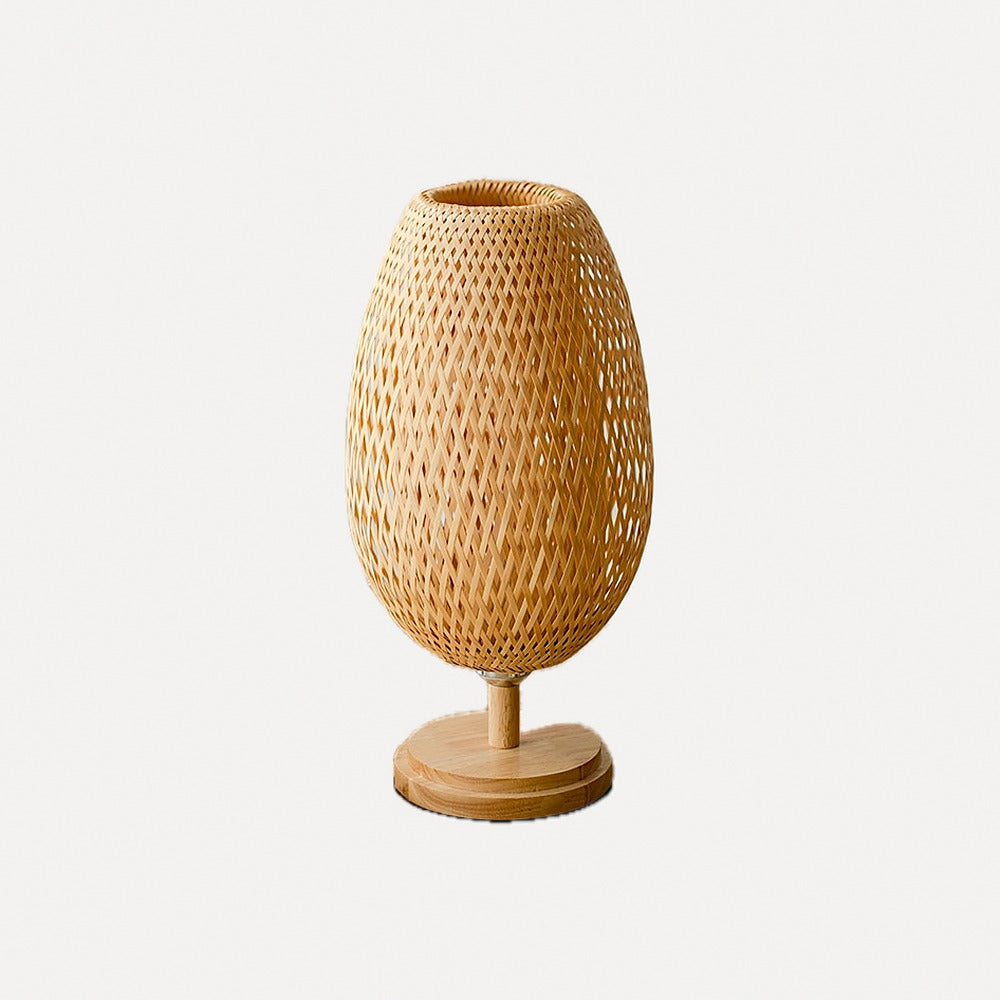 Lampe à poser en bambou tressé, forme ovoïde – Salers, vue d’ambiance