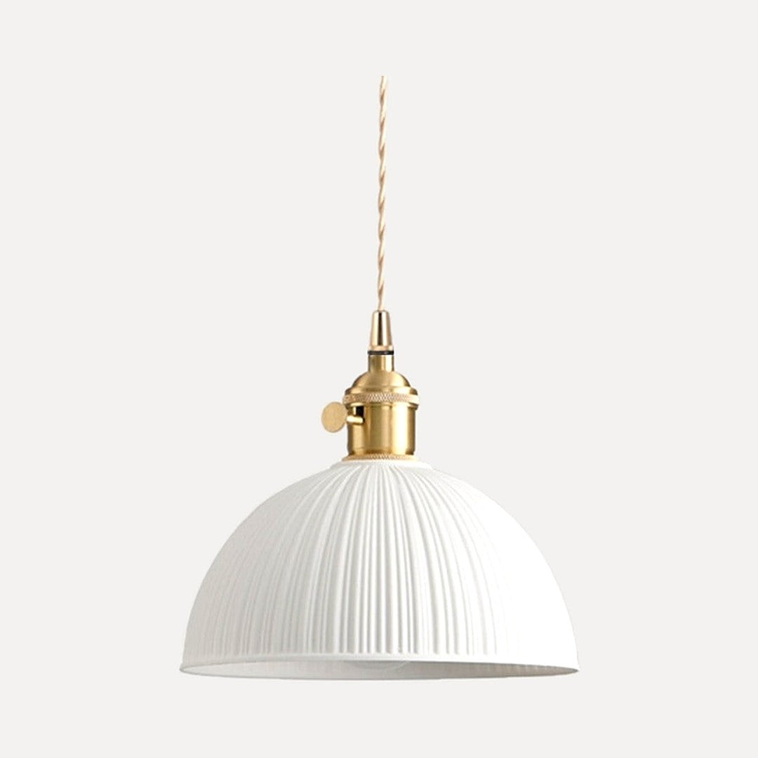 Suspension dôme en céramique côtelée blanche, Ø 19 cm – Saoû, sur fond blanc