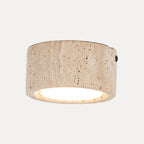 Petit plafonnier effet pierre jaune, Ø 11 cm – Saumane, sur fond blanc