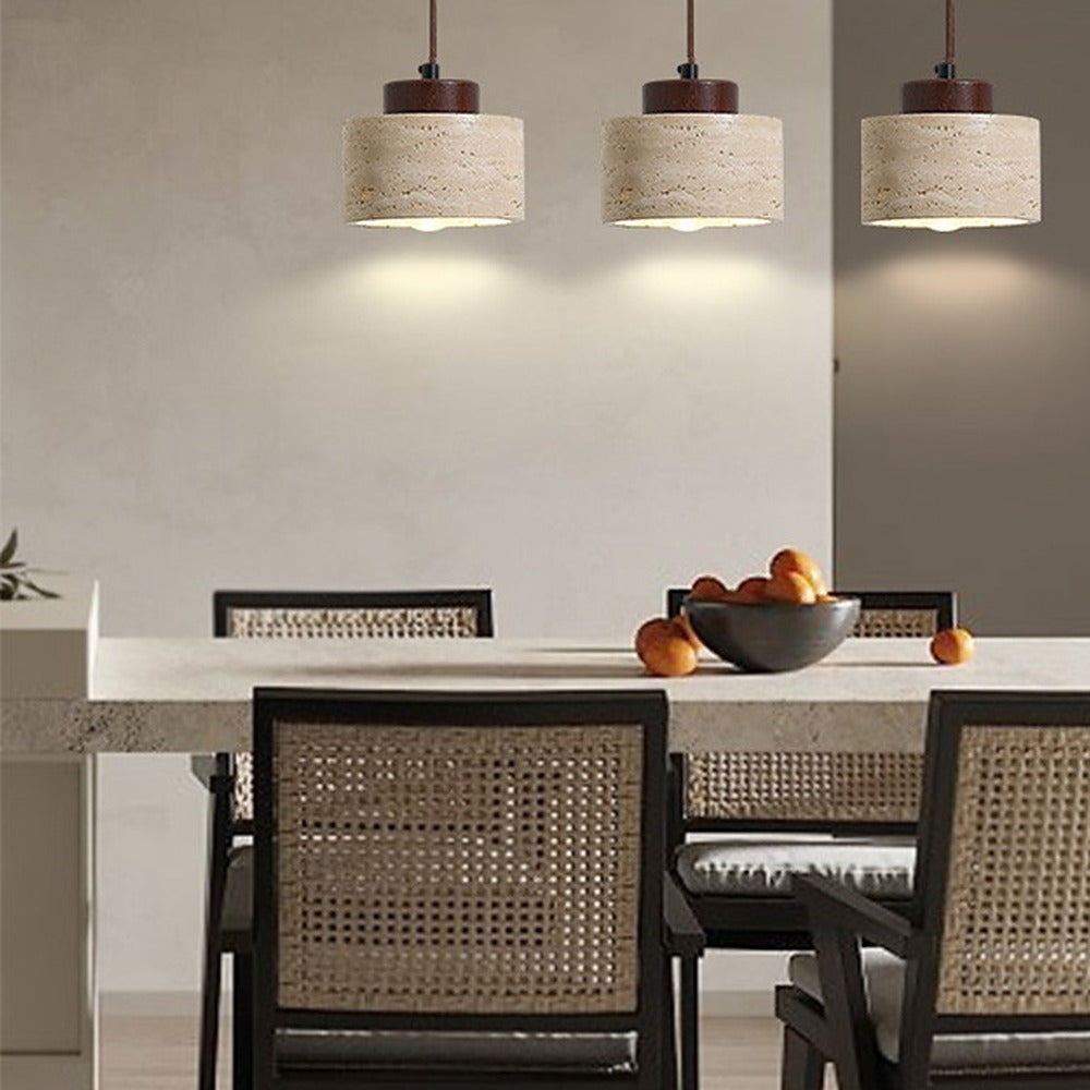 Suspension cylindre en travertin, esprit wabi-sabi – Shima, vue d’ambiance