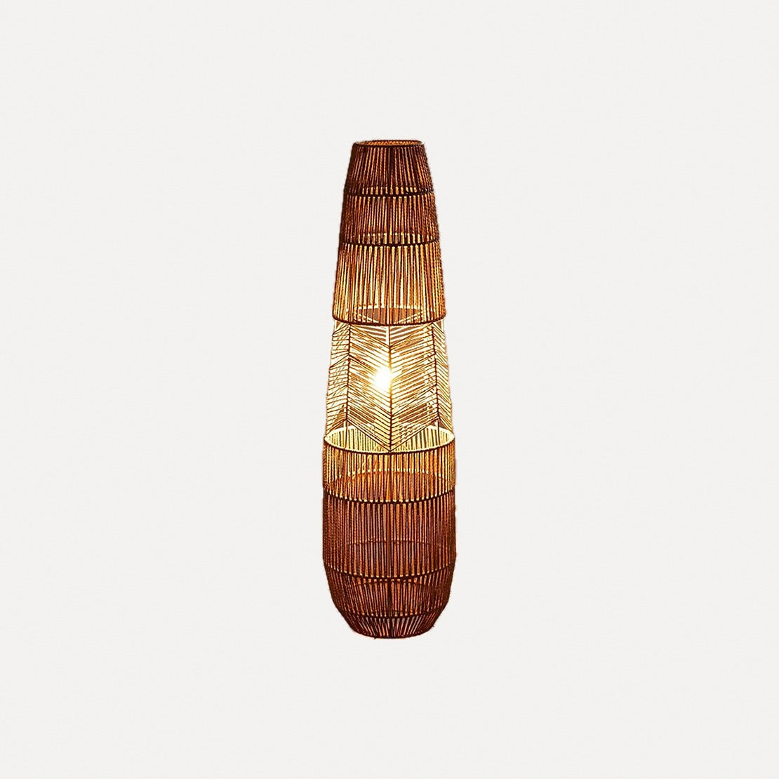 Lampadaire ou lampe en rotin tressé main, forme fuselée – Tourtour, sur fond blanc