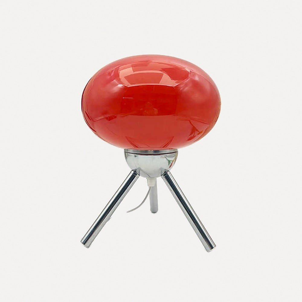 Lampe à poser globe de verre sur trépied chromé – Villefranche, vue d’ambiance