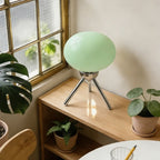 Lampe à poser globe de verre sur trépied chromé – Villefranche, vue d’ambiance