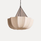 Suspension corolle en tissu plissé, esprit wabi-sabi – Yoshino, sur fond blanc